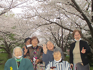 千葉　習志野ぬくもりデイ　桜の下をたくさん歩いて外で飲むジュースは格別　